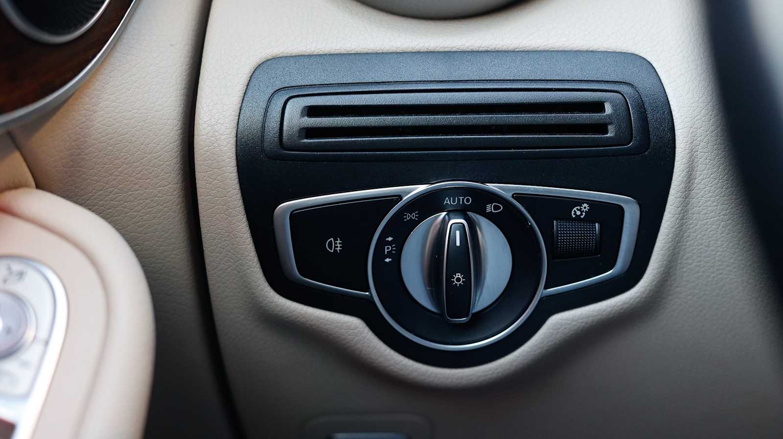 Thumbnail: 2022 Mercedes-Benz GLC - 27