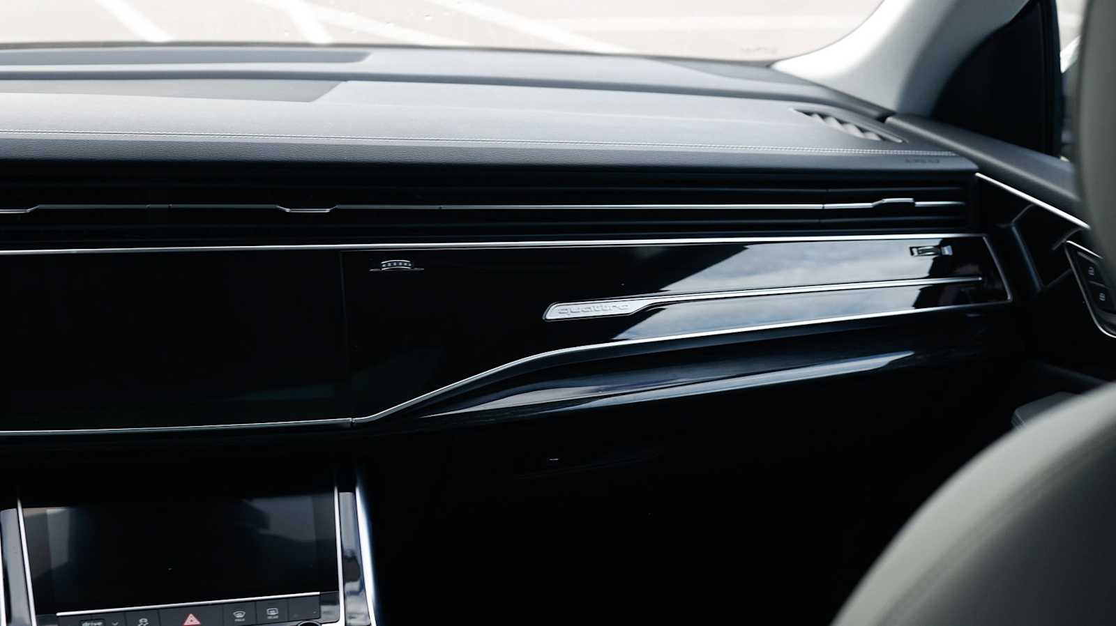 Thumbnail: 2023 Audi Q8 - 32