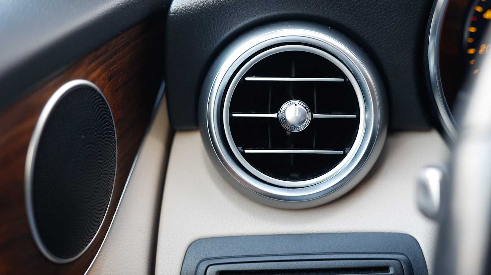 Thumbnail: 2022 Mercedes-Benz GLC - 28