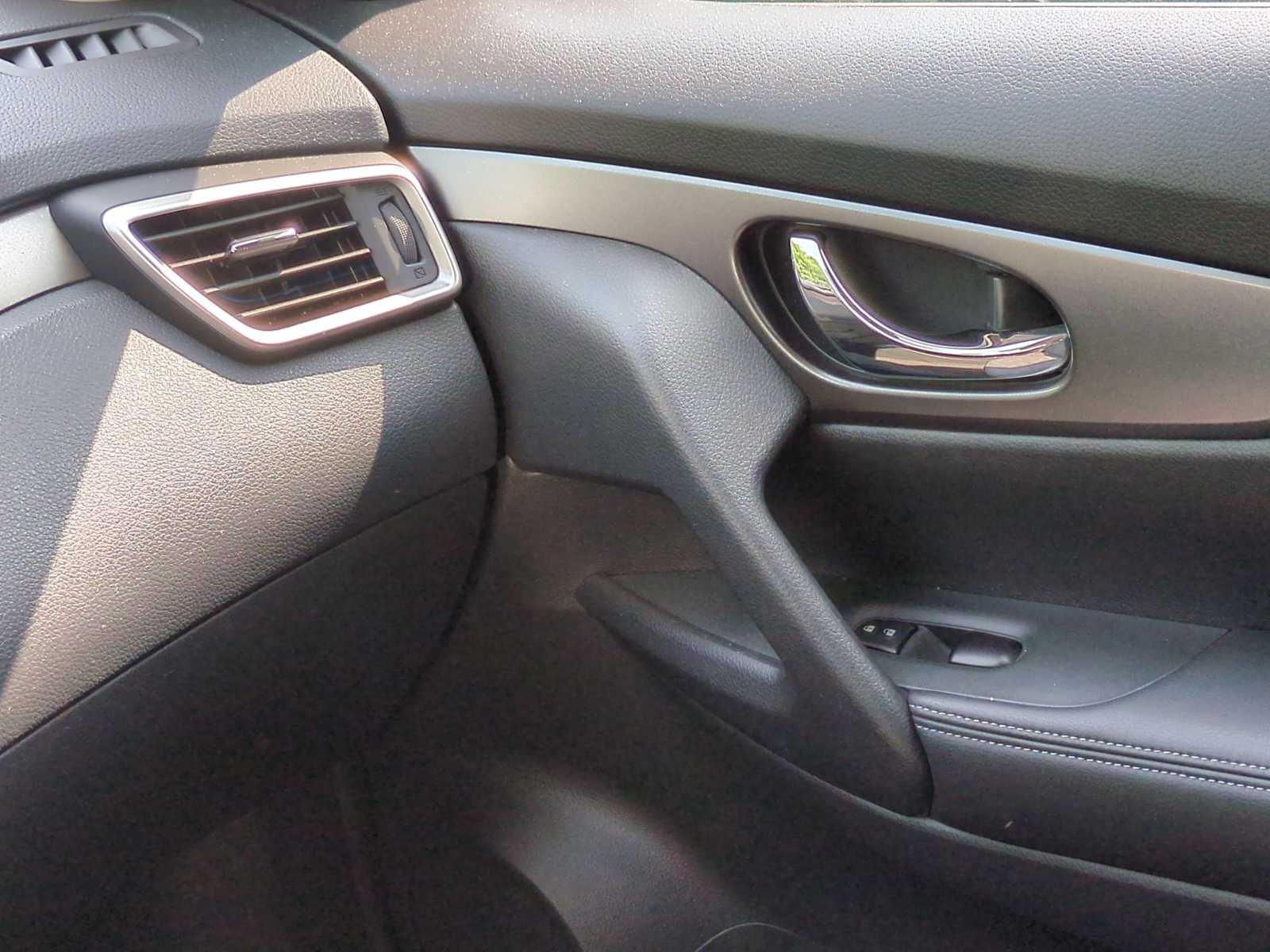 Thumbnail: 2016 Nissan Rogue - 27