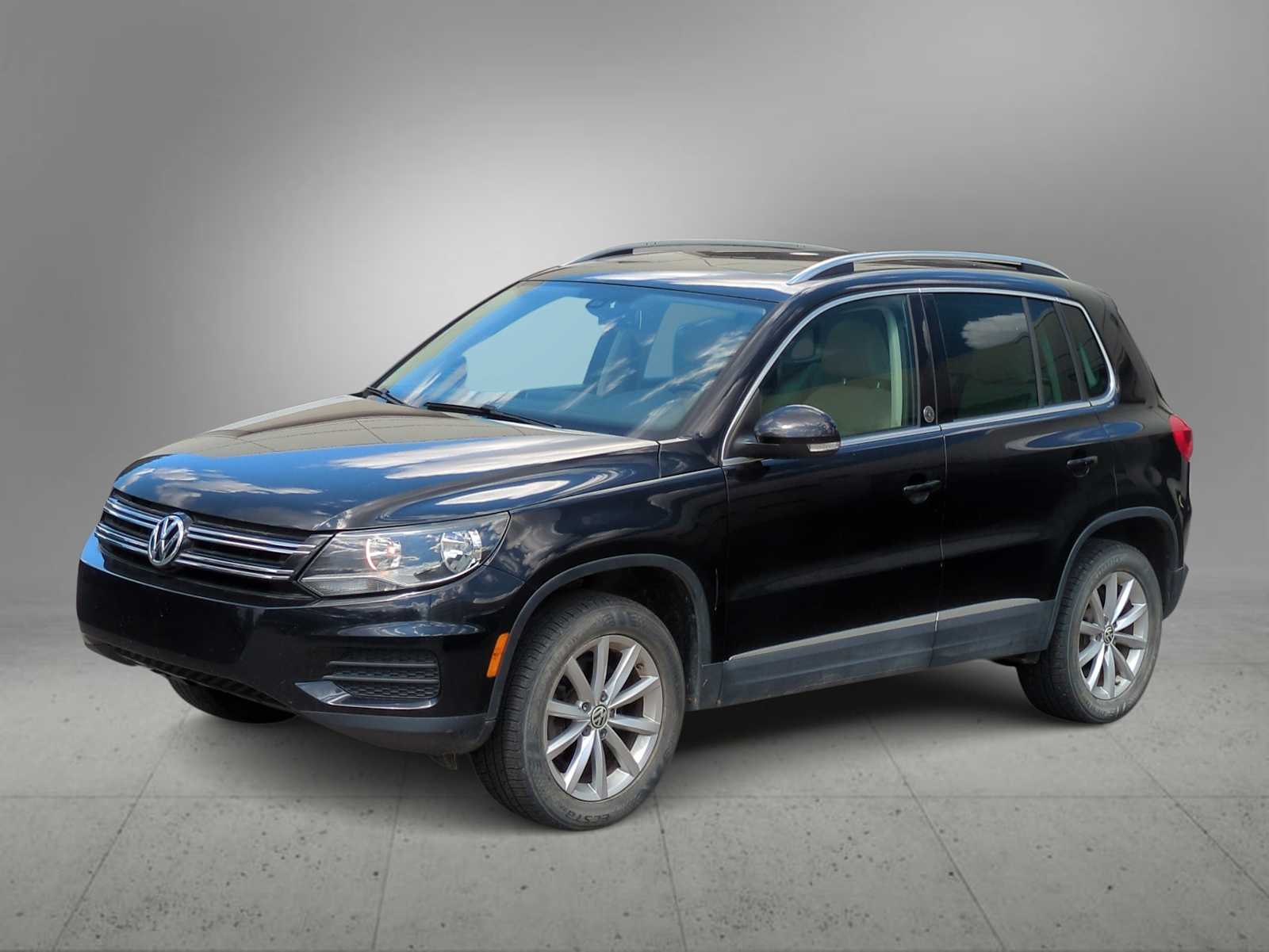 Thumbnail: 2017 Volkswagen Tiguan - 4