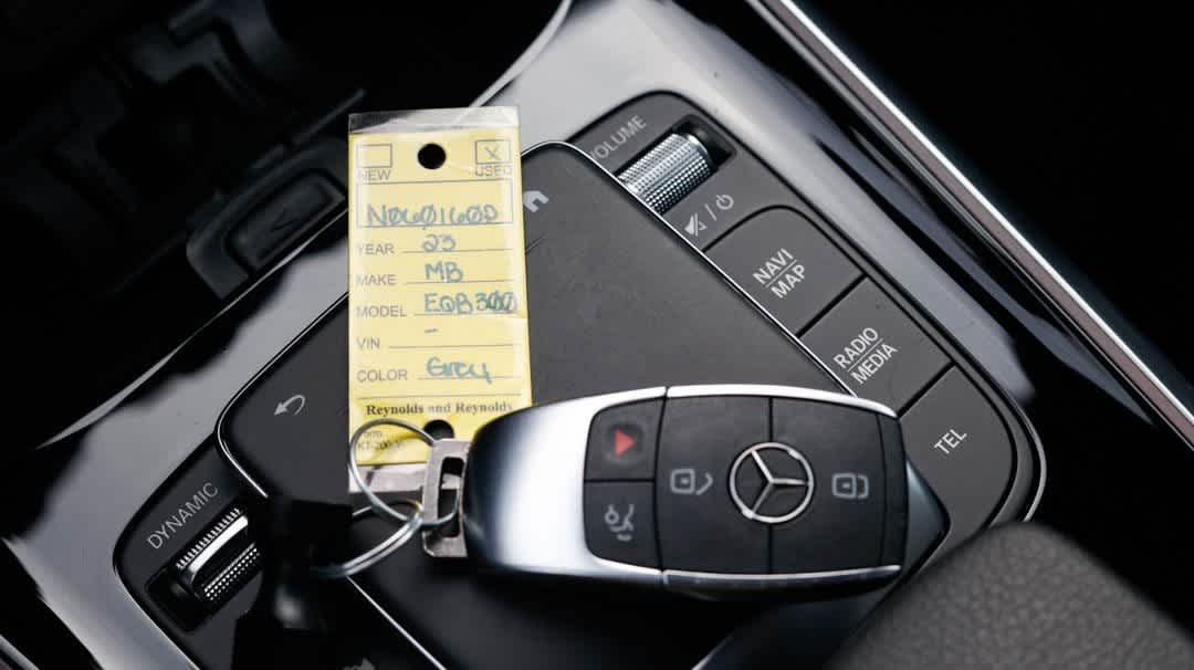 Thumbnail: 2023 Mercedes-Benz EQB - 43