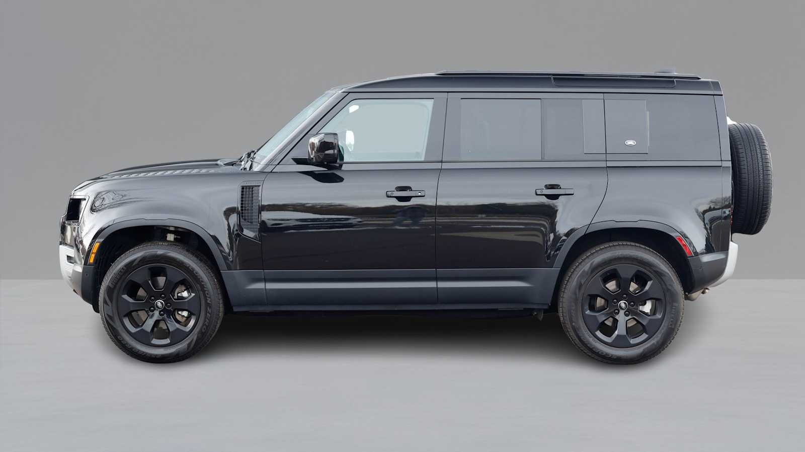 2024 Land Rover Defender 110 S photo 4