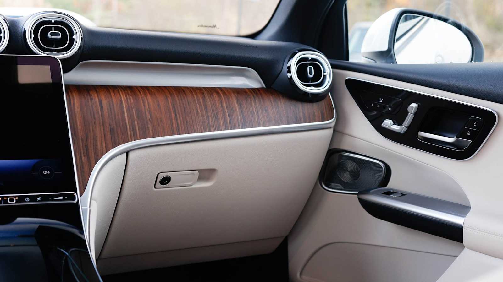 Thumbnail: 2026 Mercedes-Benz GLC - 21