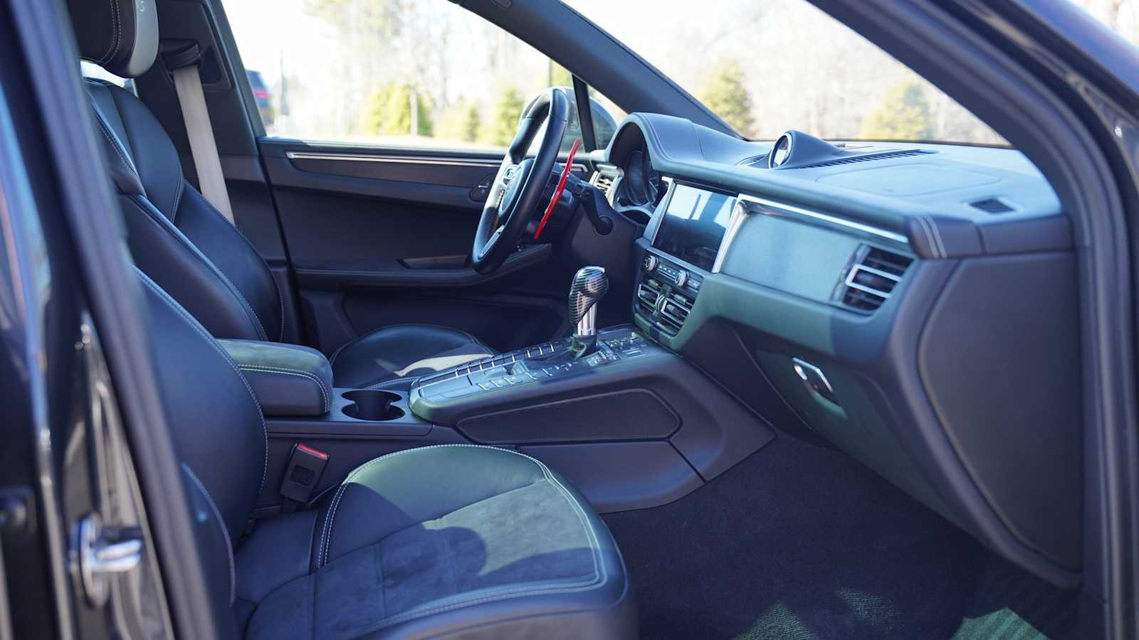 Thumbnail: 2021 Porsche Macan - 17