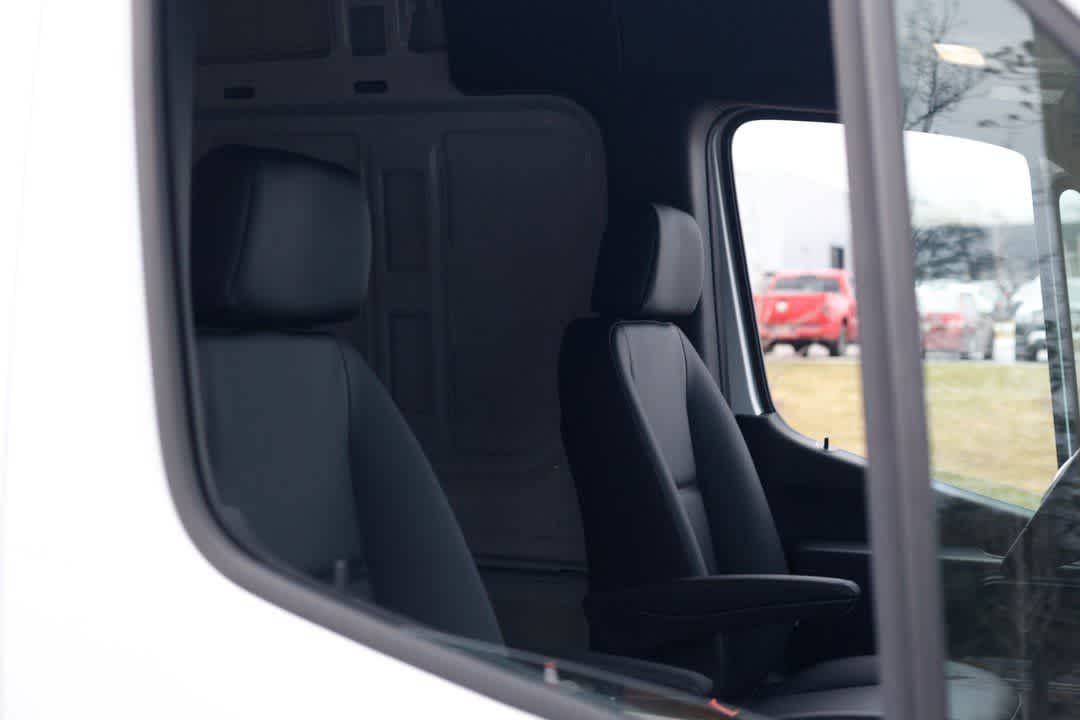 Thumbnail: 2025 Mercedes-Benz Sprinter - 17