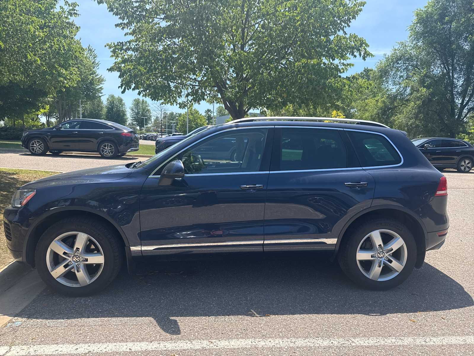 Thumbnail: 2014 Volkswagen Touareg - 2