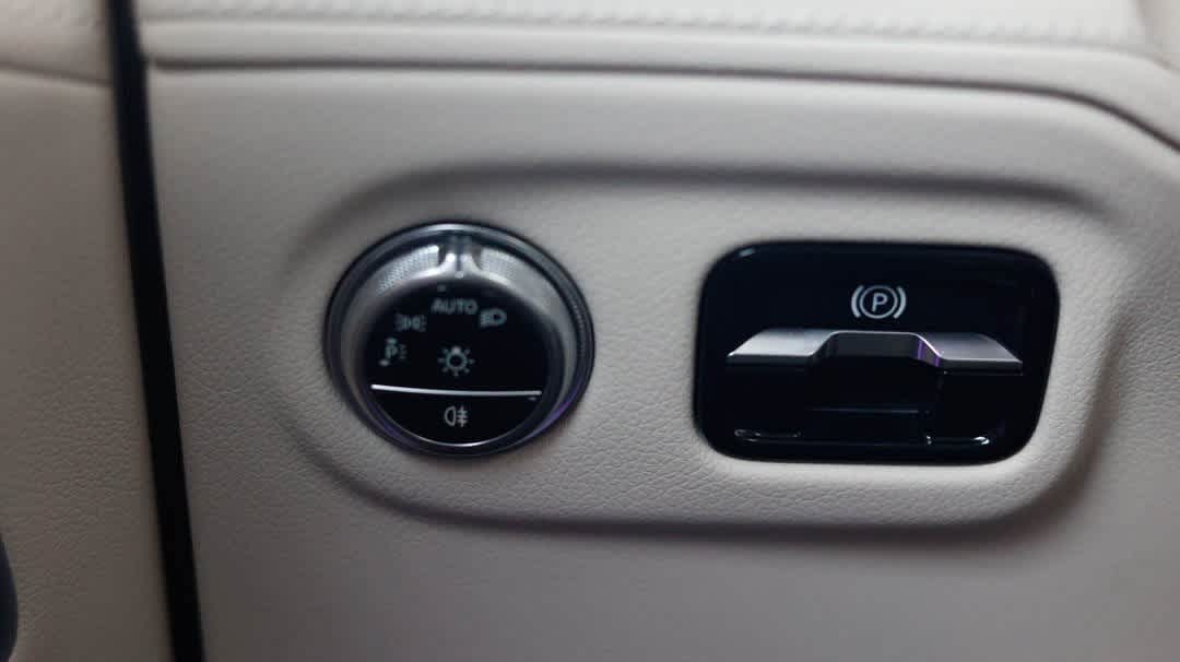 Thumbnail: 2023 Mercedes-Benz EQS - 29