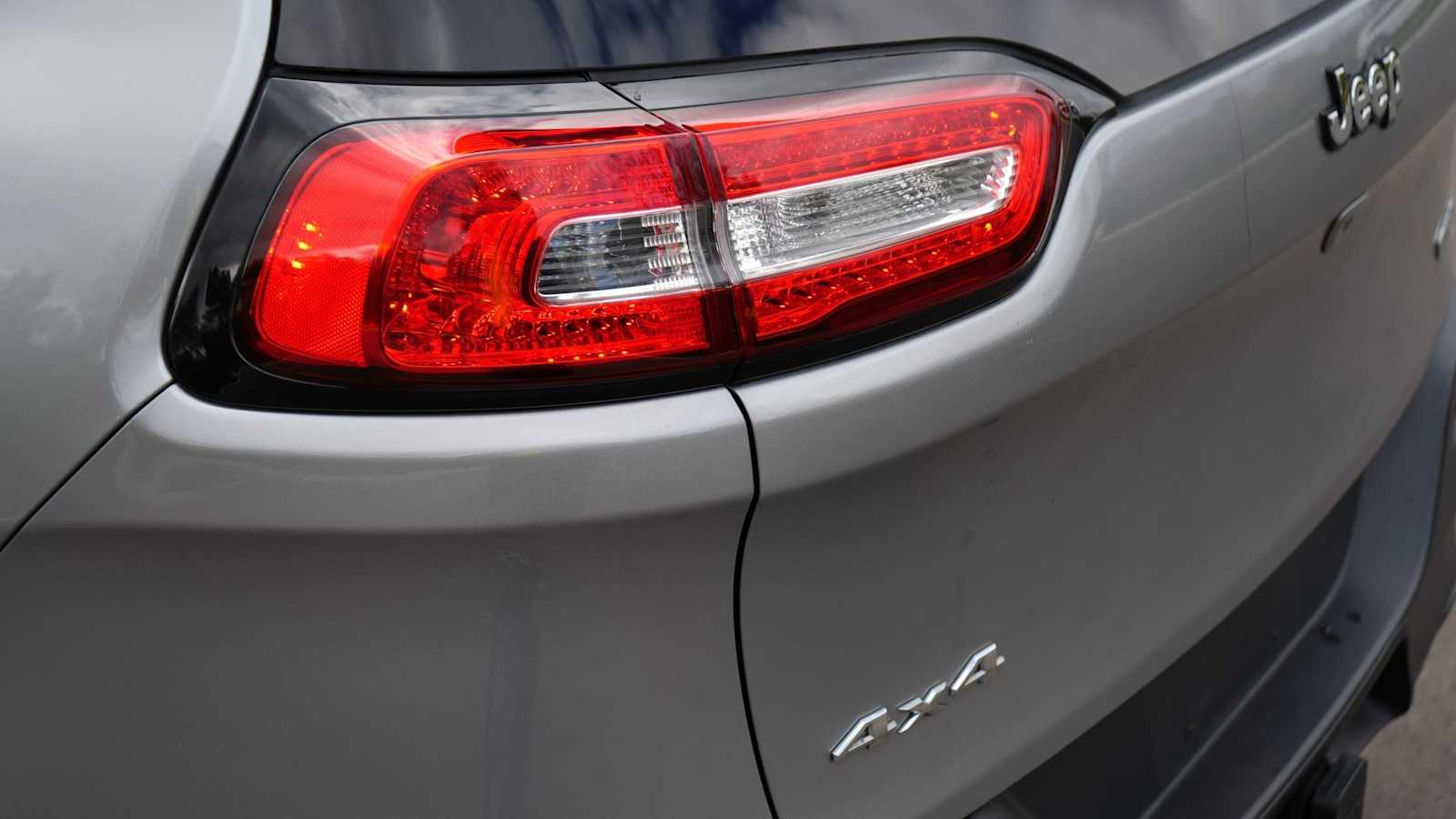 Thumbnail: 2016 Jeep Cherokee - 16