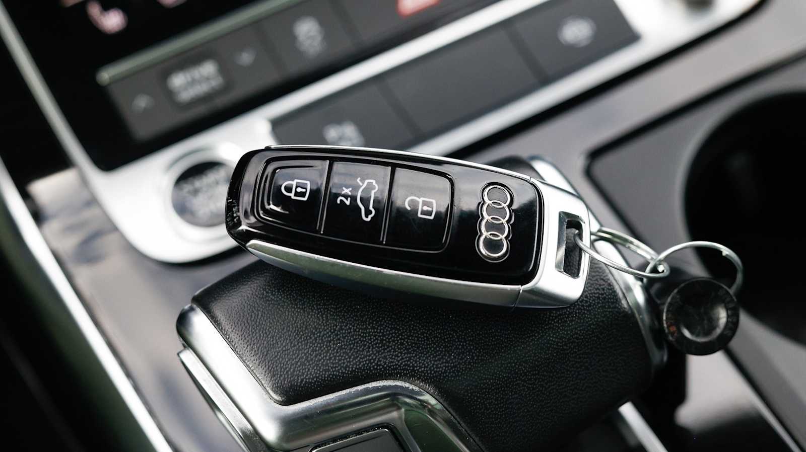 Thumbnail: 2023 Audi Q8 - 36