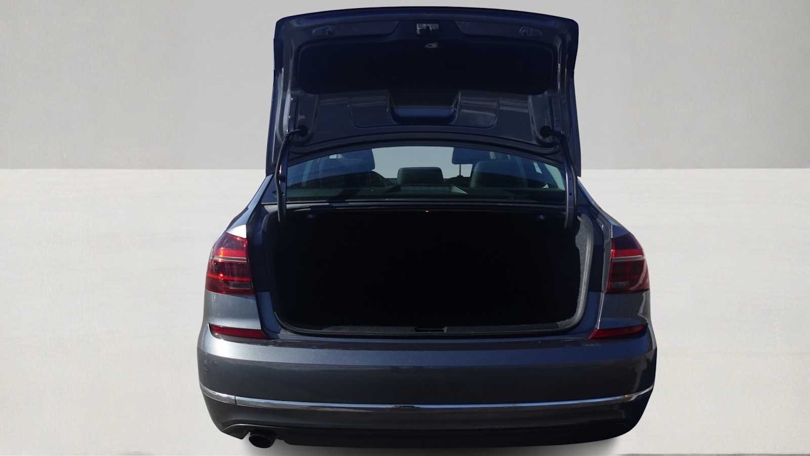 Thumbnail: 2017 Volkswagen Passat - 10