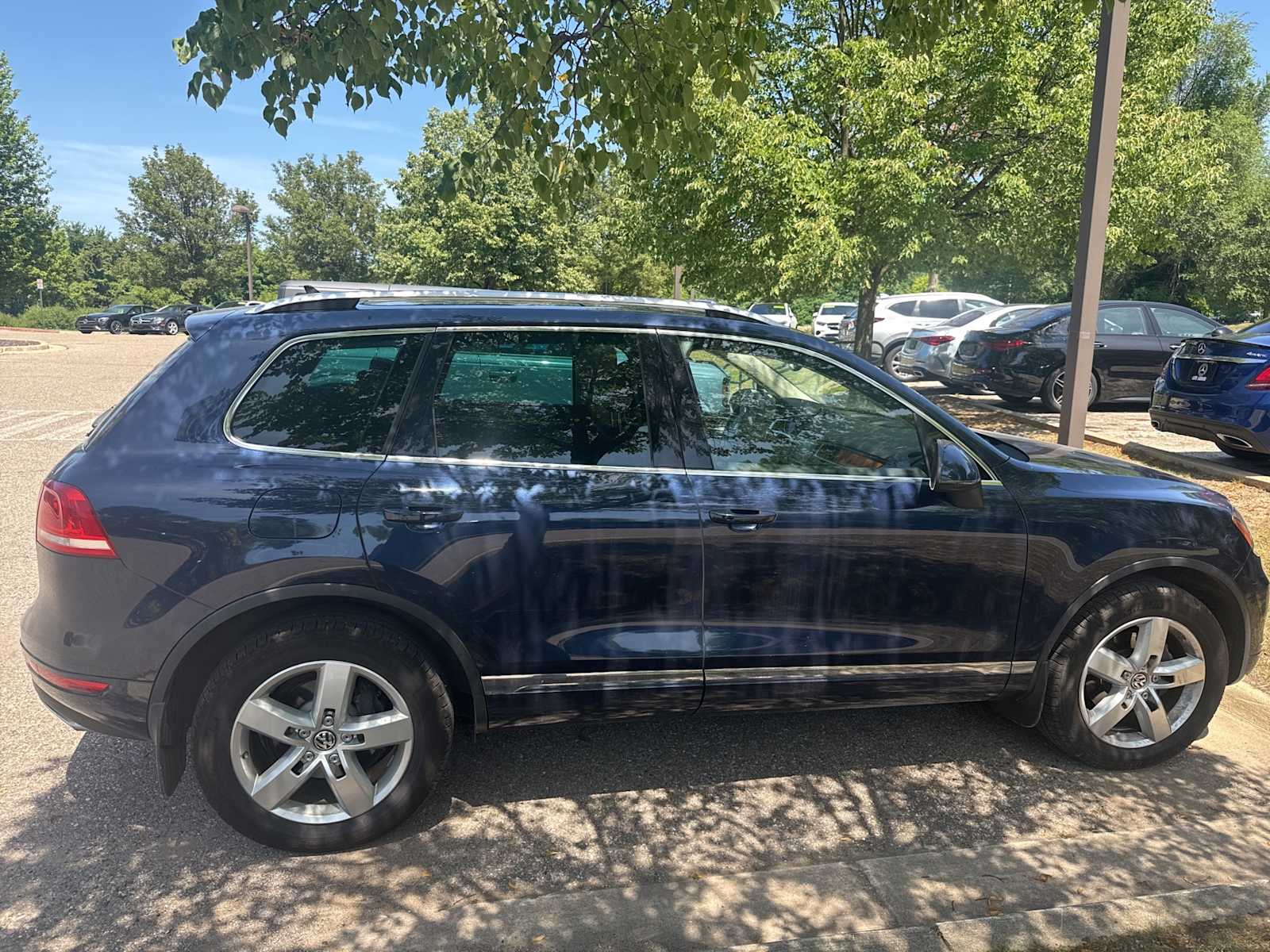 Thumbnail: 2014 Volkswagen Touareg - 3