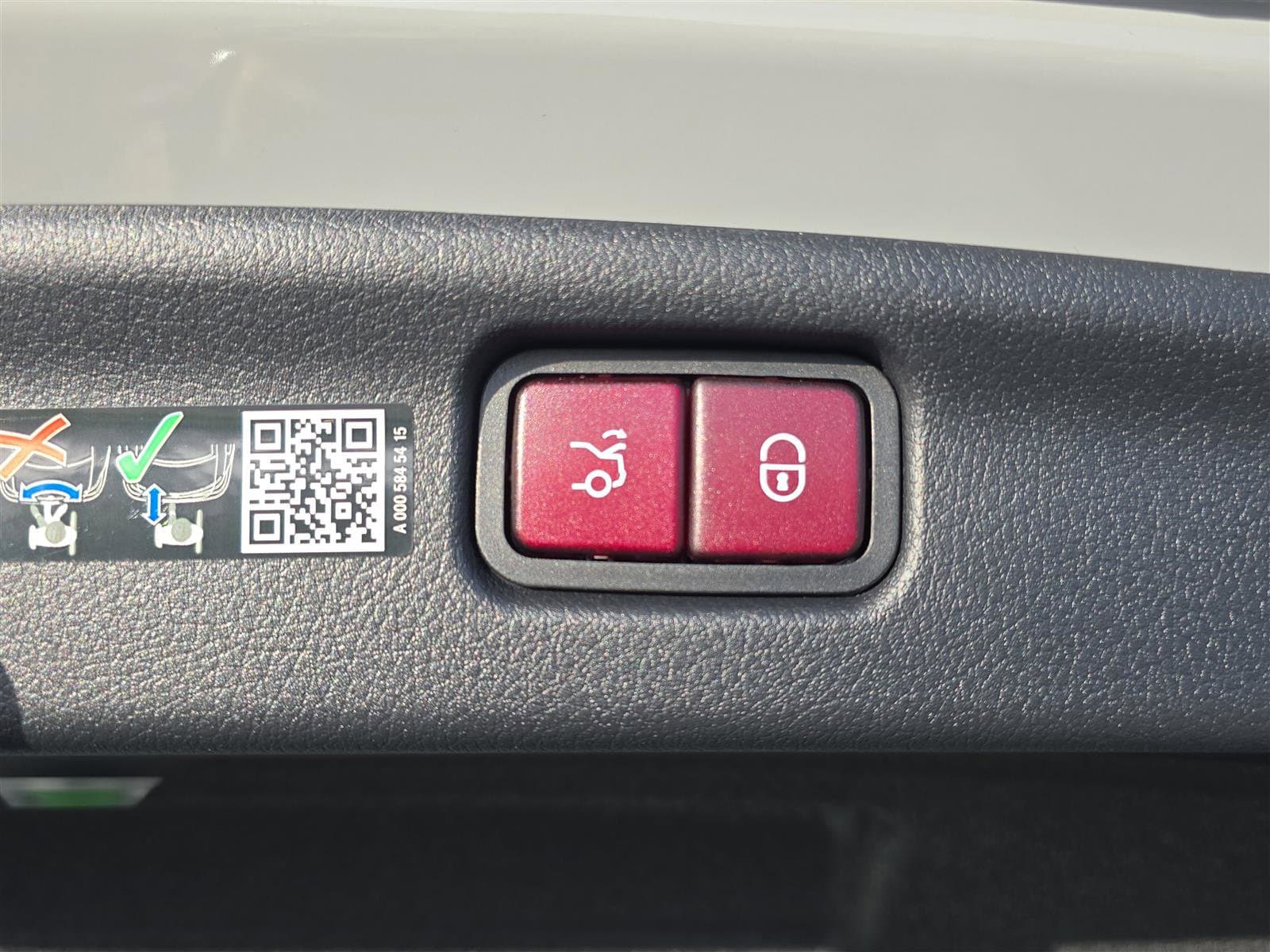 2025 Mercedes-Benz C-Class Sedan C 300 - Photo 6