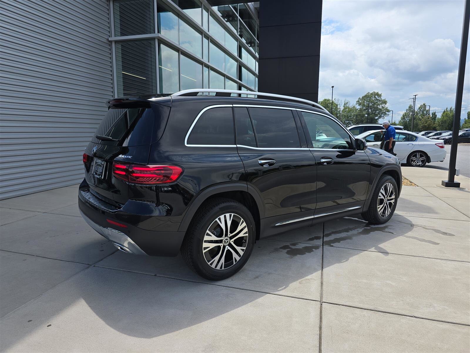 2026 Mercedes Benz GLB 250 4MATIC photo 3