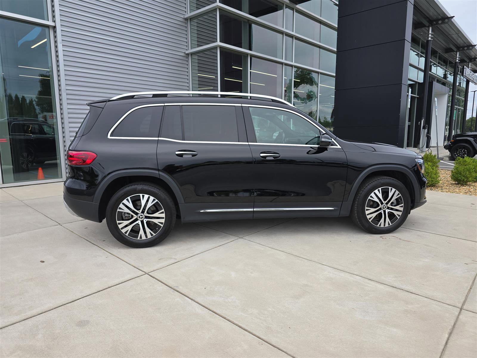 2024 Mercedes Benz GLB 250 photo 2