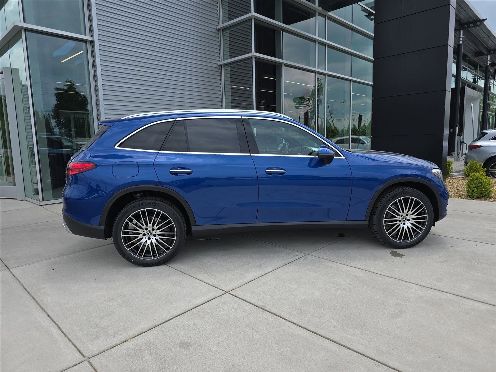 2025 Mercedes Benz GLC 300 4MATIC photo 2