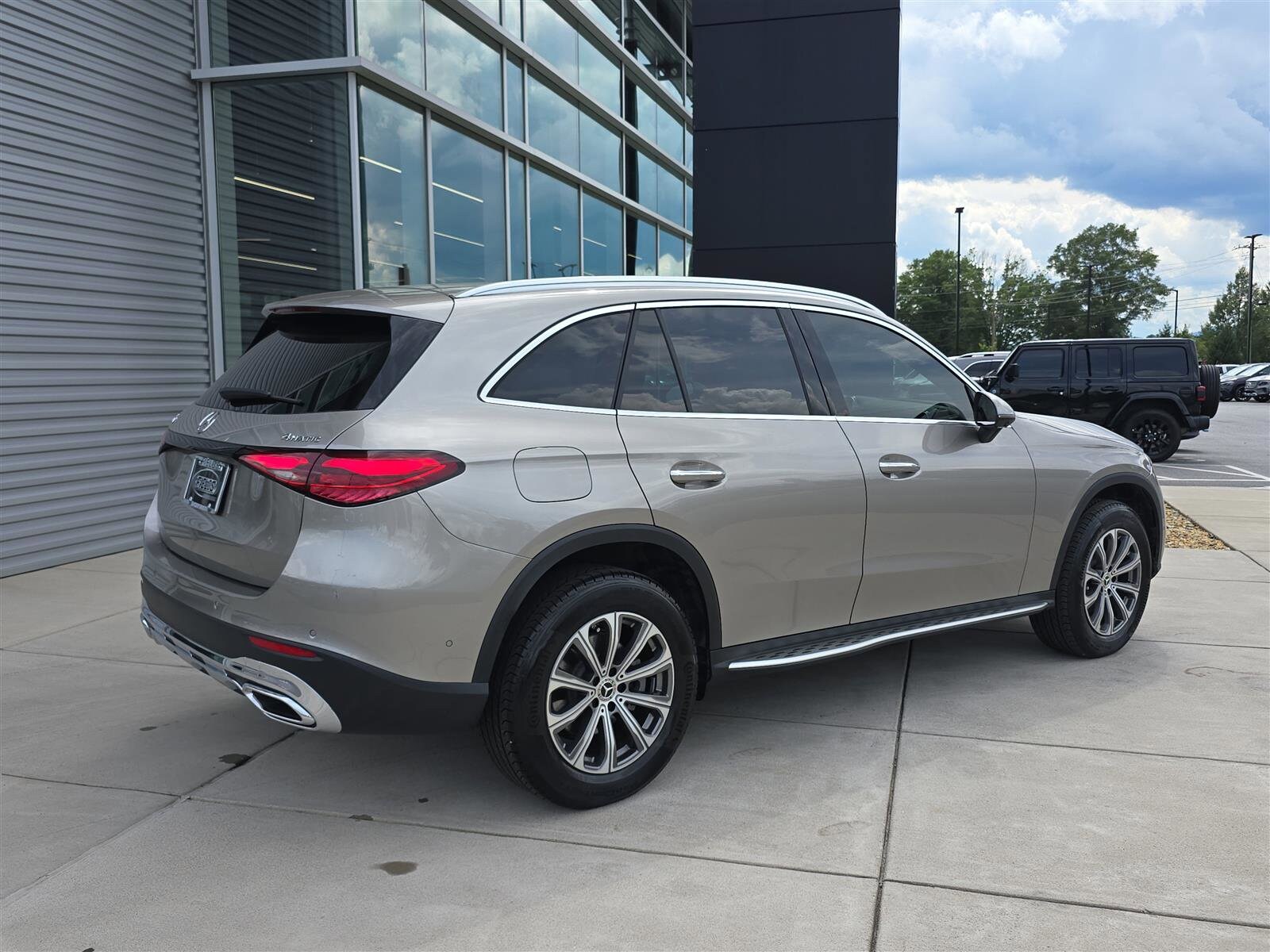 2024 Mercedes Benz GLC 300 4MATIC photo 3