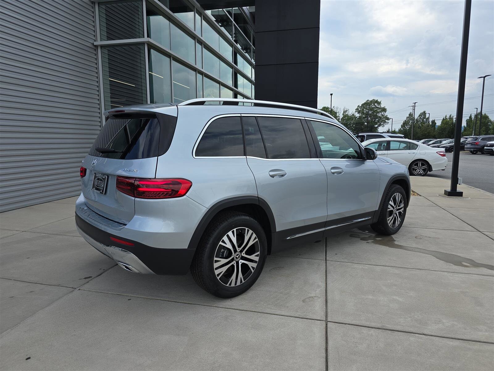 2026 Mercedes Benz GLB 250 4MATIC photo 2