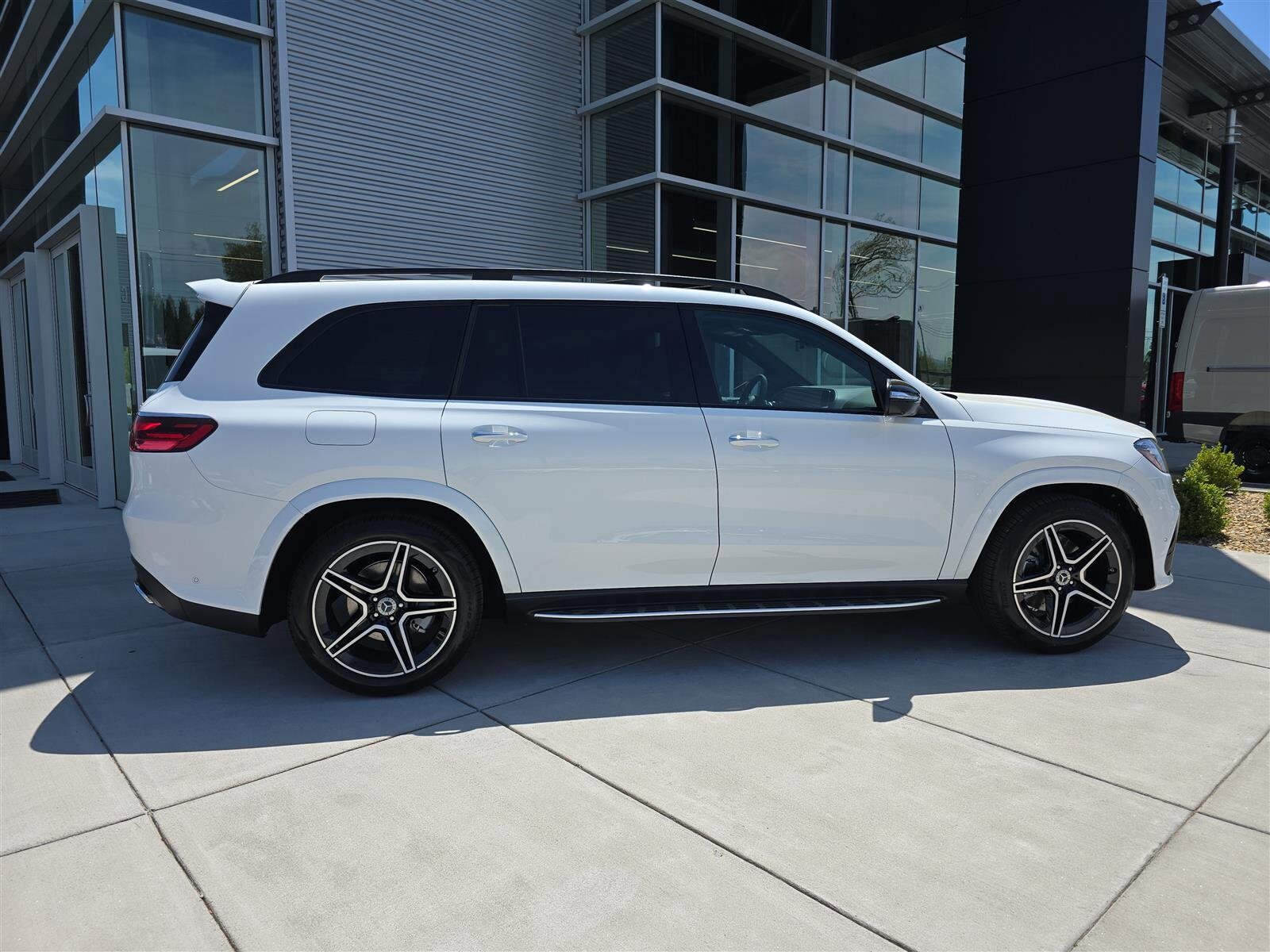 2025 Mercedes Benz GLS 450 4MATIC photo 3