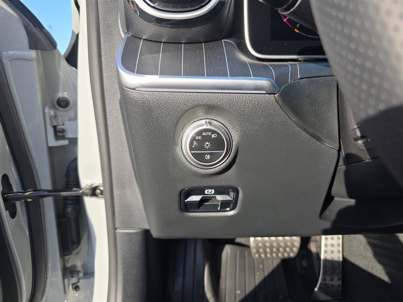 2025 Mercedes-Benz C-Class Sedan C 300 - Photo 37
