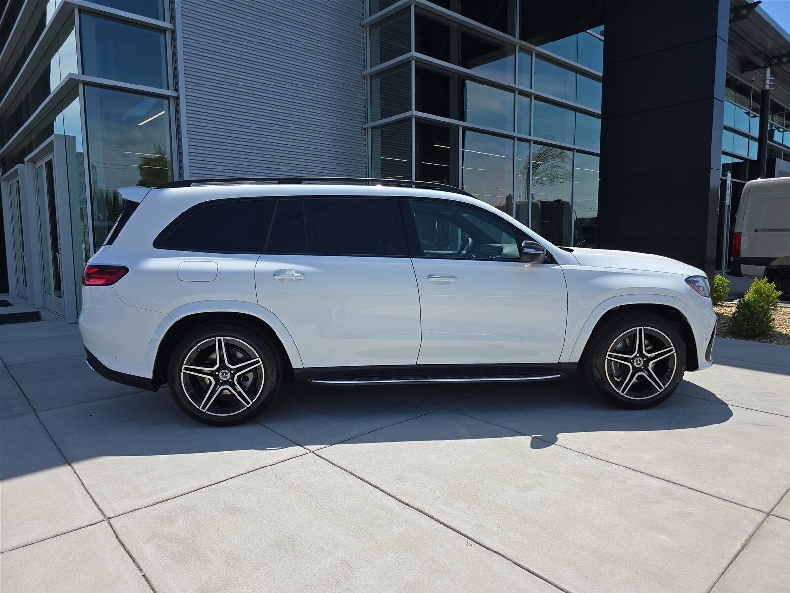 2025 Mercedes Benz GLS 450 4MATIC photo 3