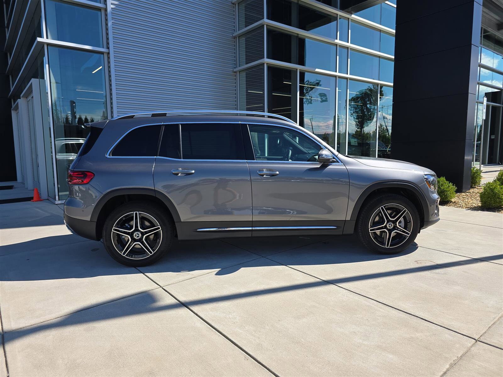 2026 Mercedes Benz GLB 250 4MATIC photo 2