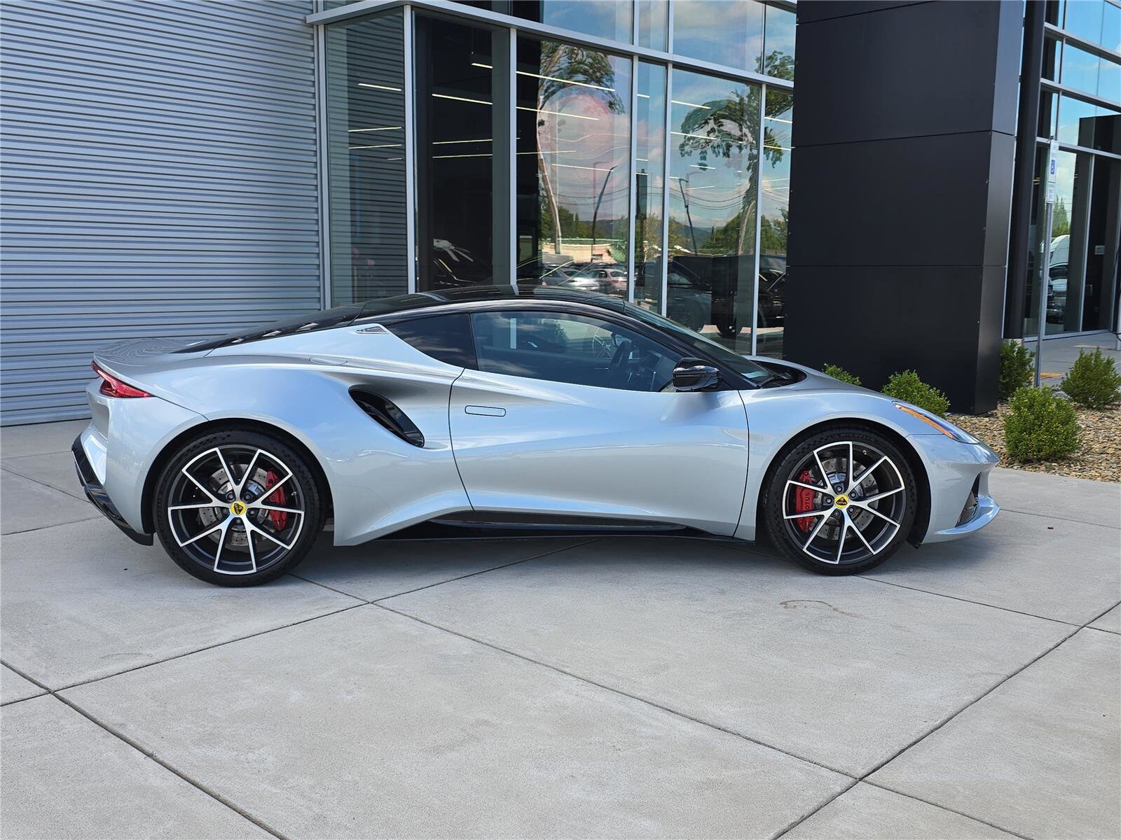 2024 Lotus Emira First Edition photo 2
