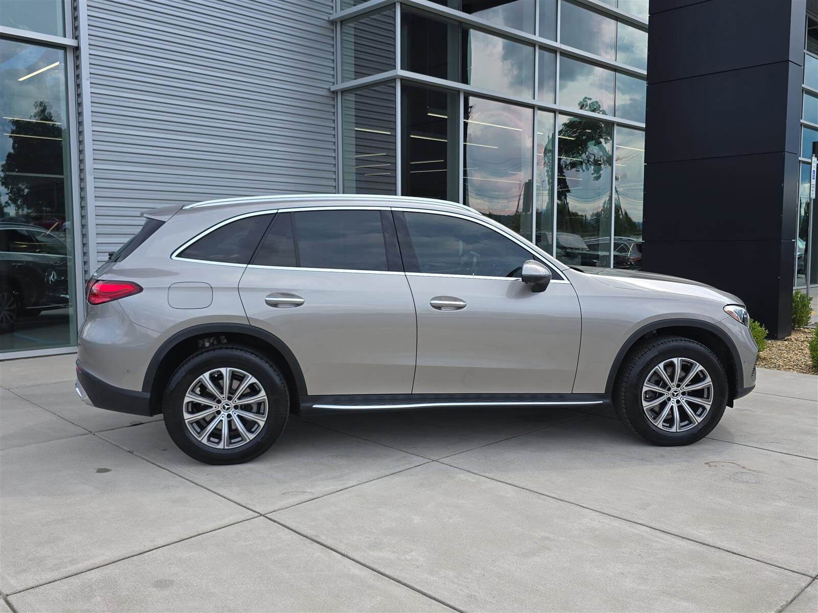 2024 Mercedes Benz GLC 300 4MATIC photo 2