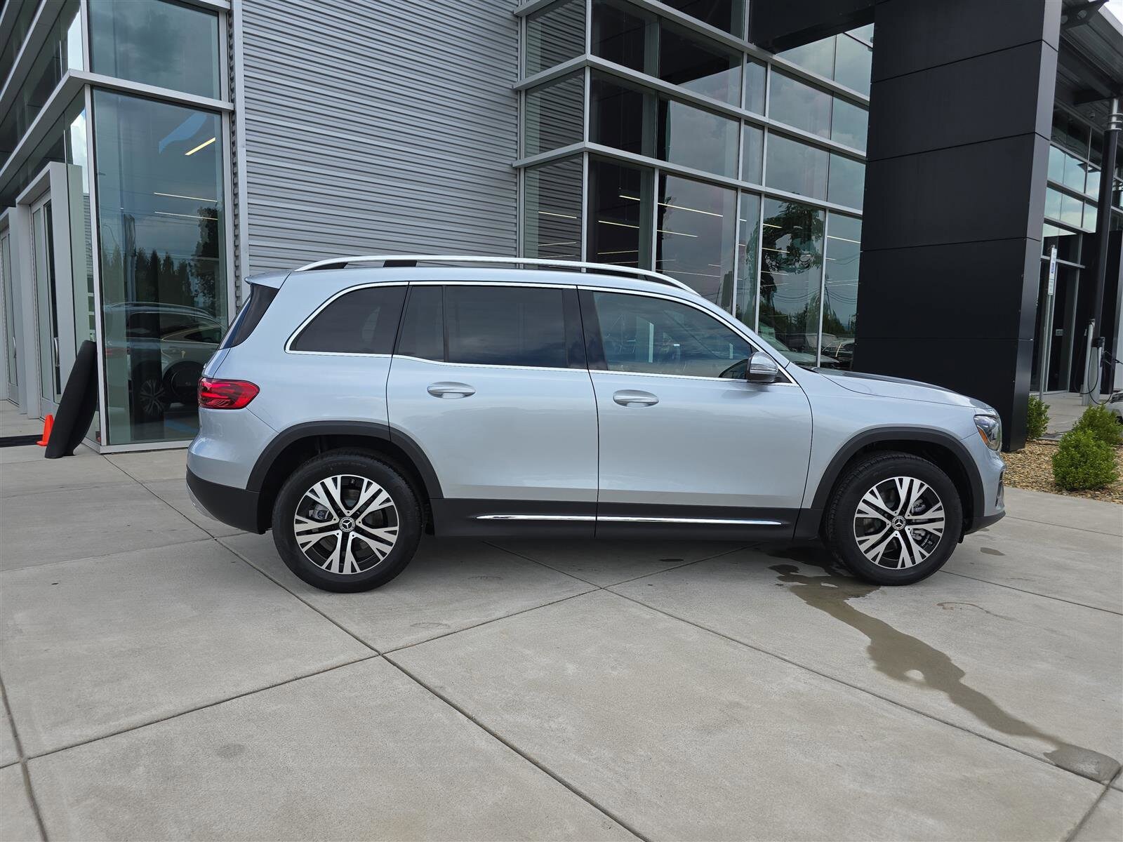 2026 Mercedes Benz GLB 250 4MATIC photo 2