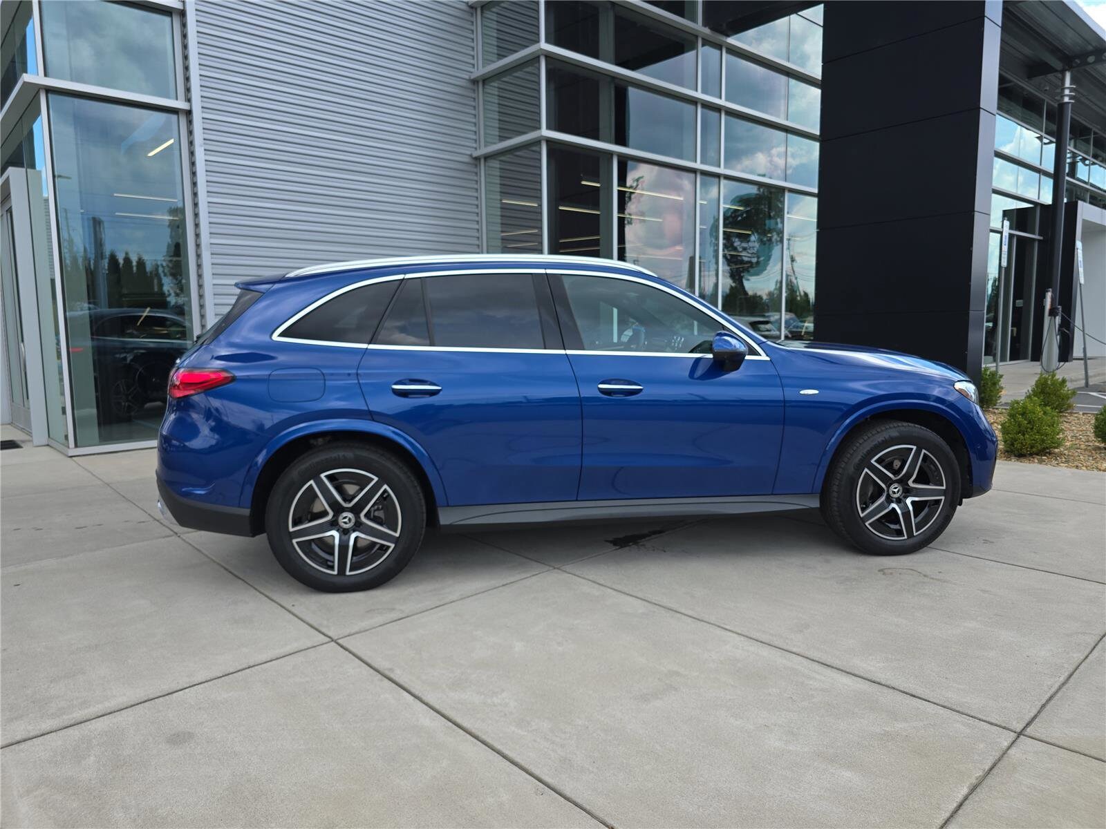 2025 Mercedes Benz GLC 350e 4MATIC photo 2
