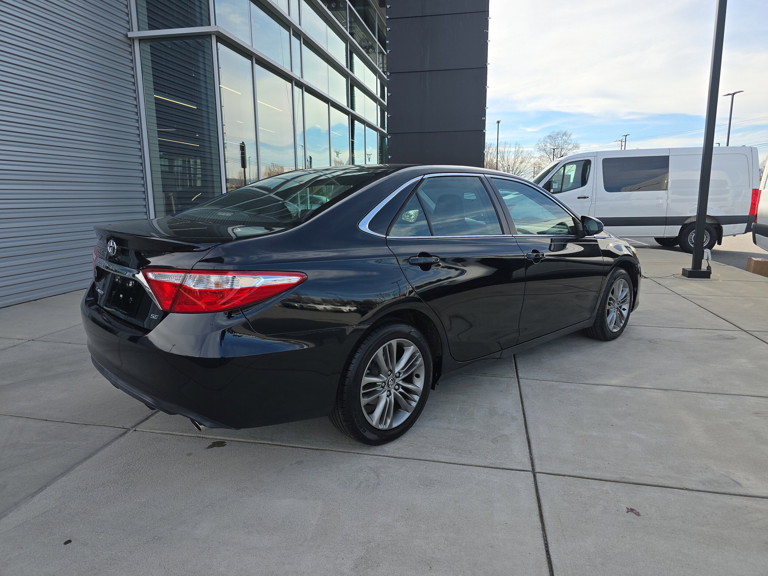 2016 Toyota Camry SE photo 3
