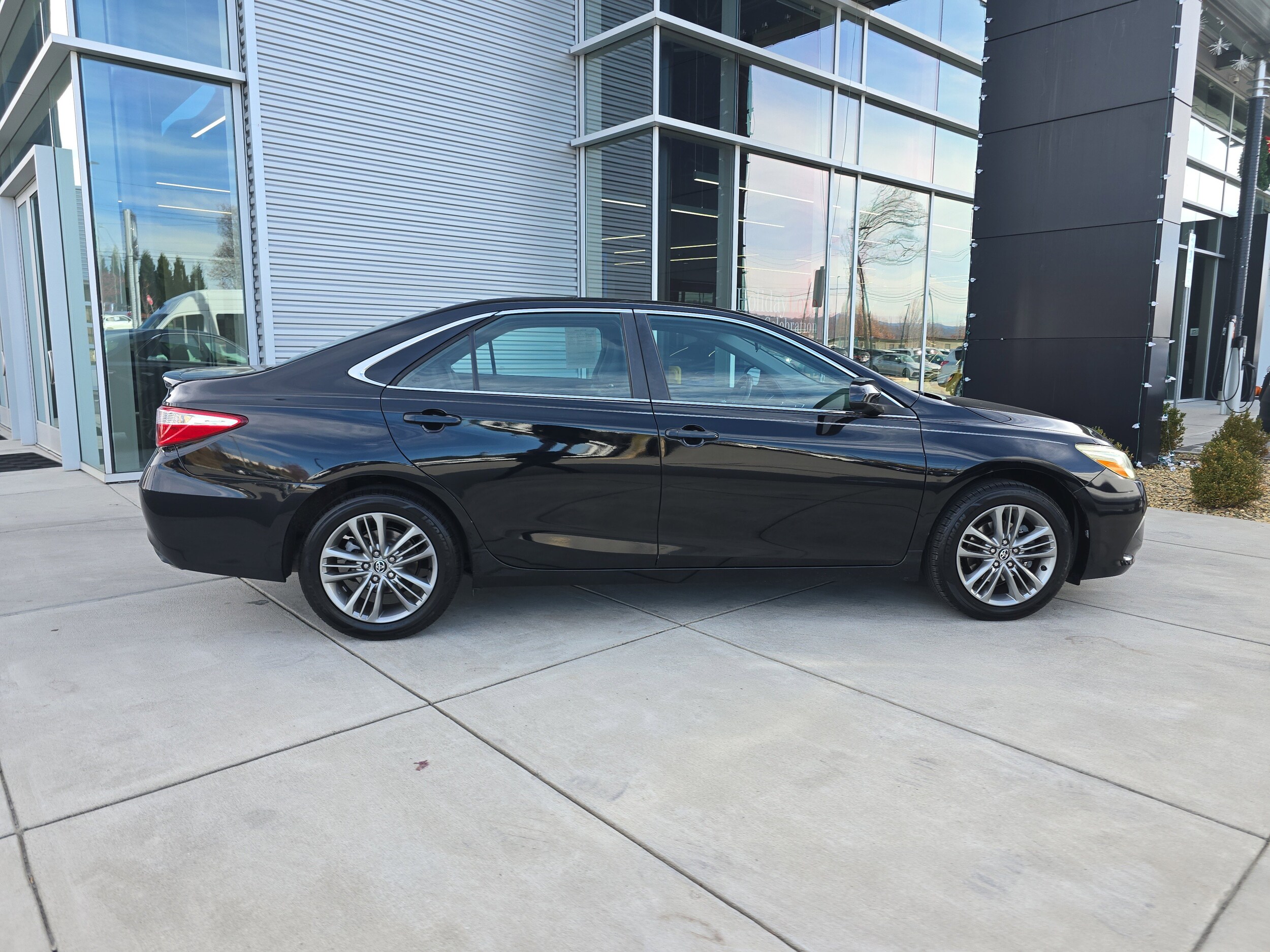2016 Toyota Camry SE photo 2
