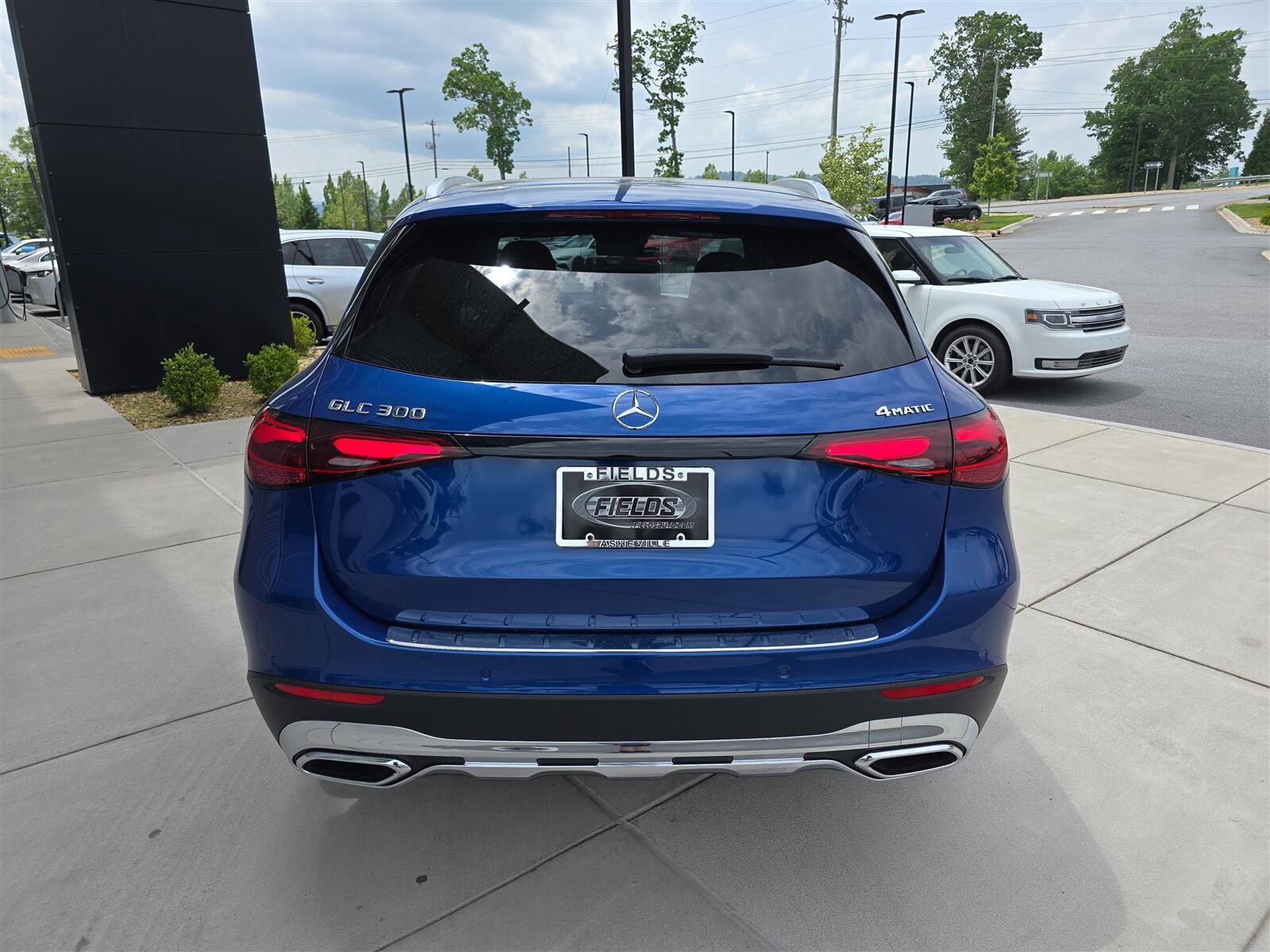 2025 Mercedes Benz GLC 300 4MATIC photo 4