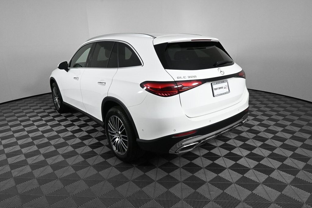 2025 Mercedes Benz GLC 300 photo 4