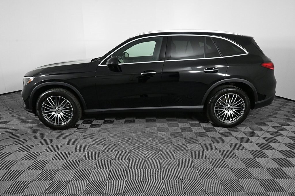 2025 Mercedes Benz GLC 300 photo 2