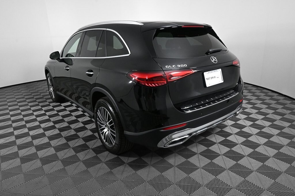 2025 Mercedes Benz GLC 300 photo 3