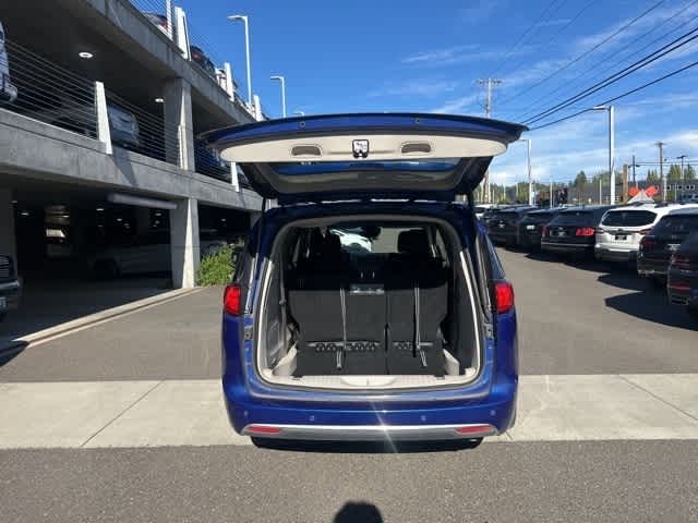 Thumbnail: 2018 Chrysler Pacifica - 9