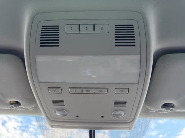 Thumbnail: 2012 Volkswagen Touareg - 14