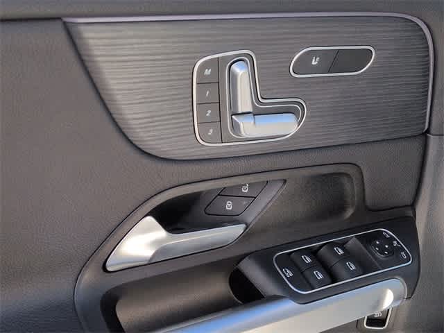 Thumbnail: 2023 Mercedes-Benz GLB - 18