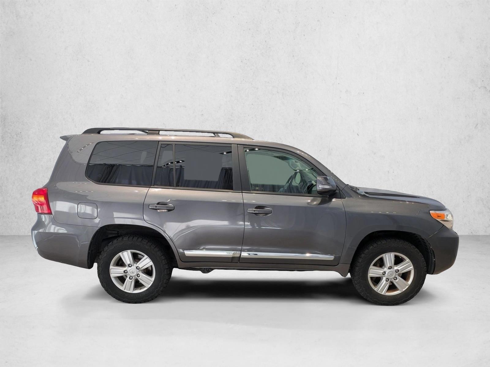 2013 Toyota Land Cruiser VX photo 2