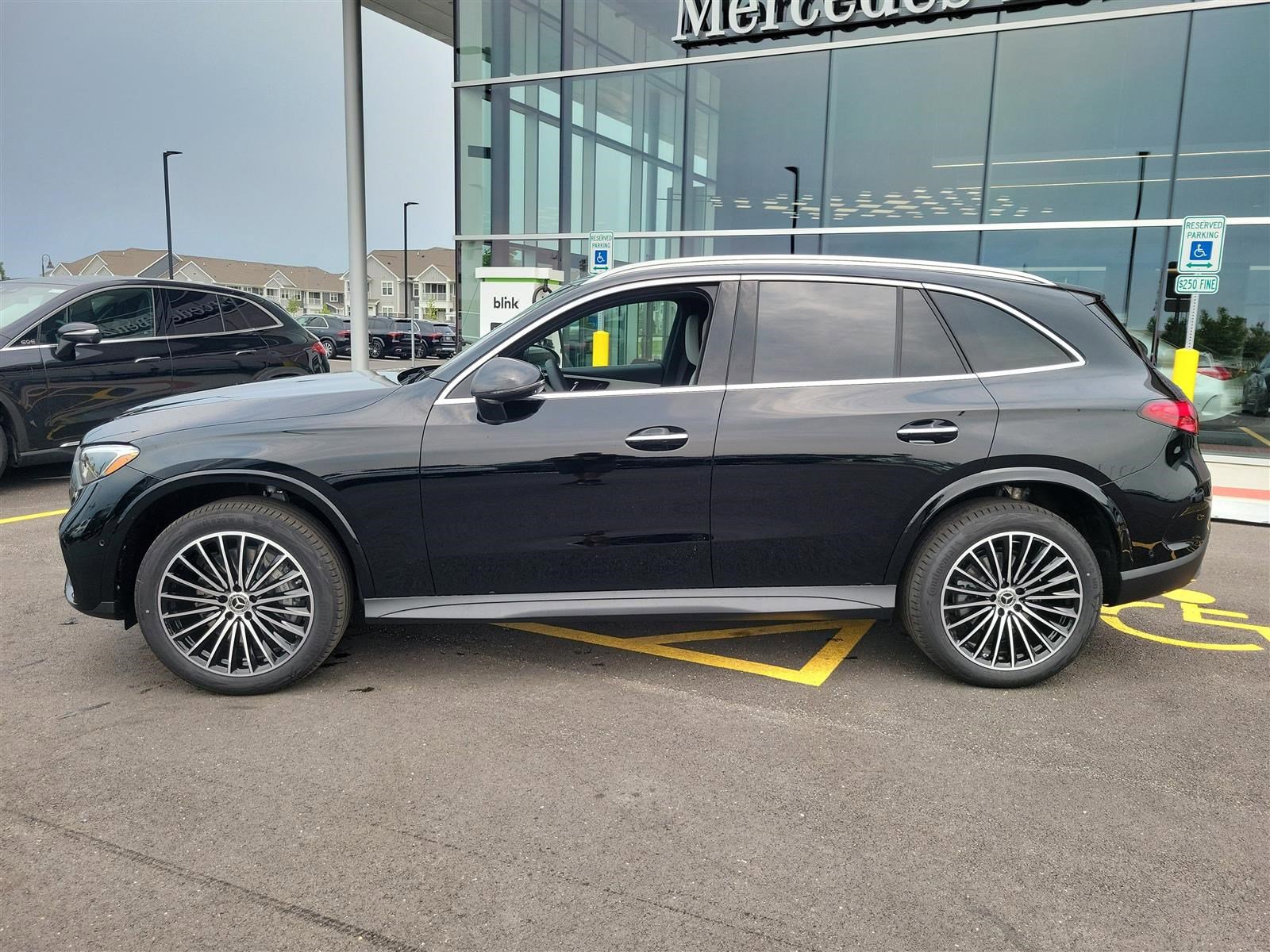 2025 Mercedes Benz GLC 300 4MATIC photo 2