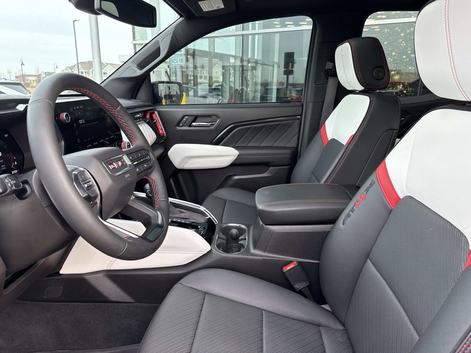 2024 GMC CANYON - Image 27