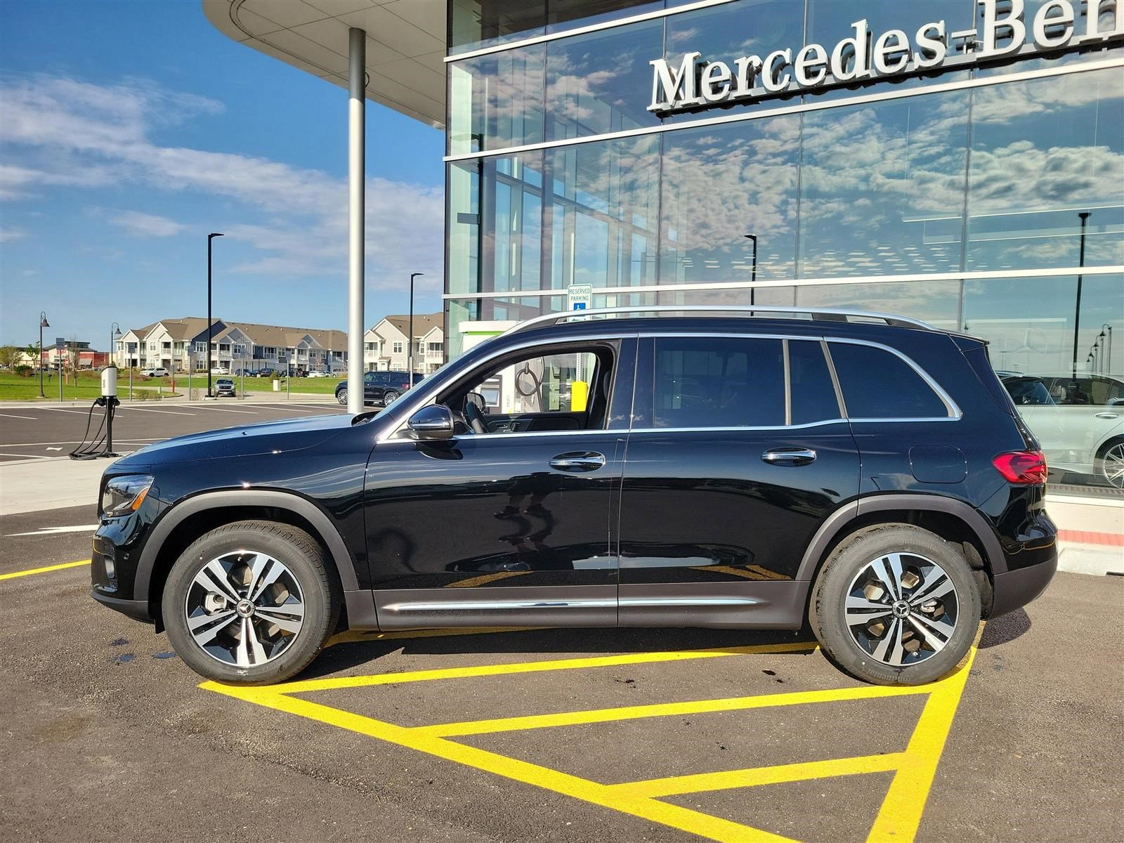2025 Mercedes Benz GLB 250 4MATIC photo 2