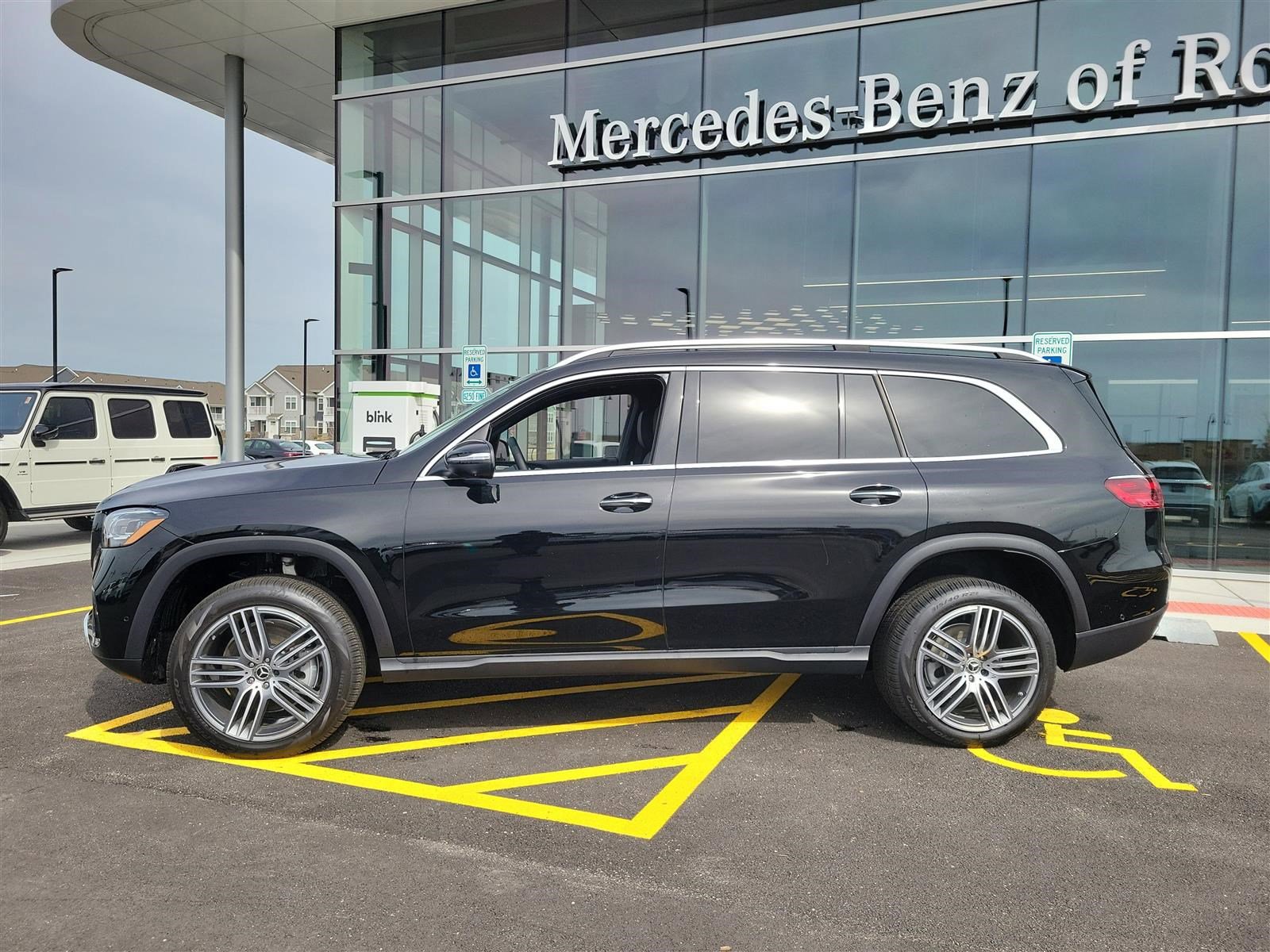 2025 Mercedes Benz GLS 450 4MATIC photo 2