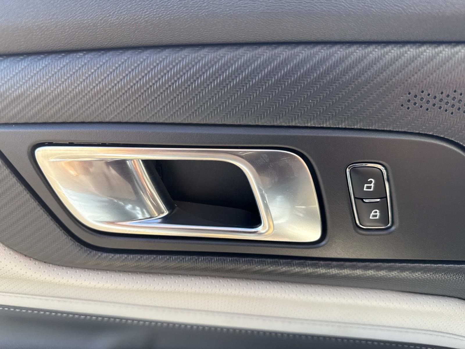 2024 FORD MUSTANG - Image 17