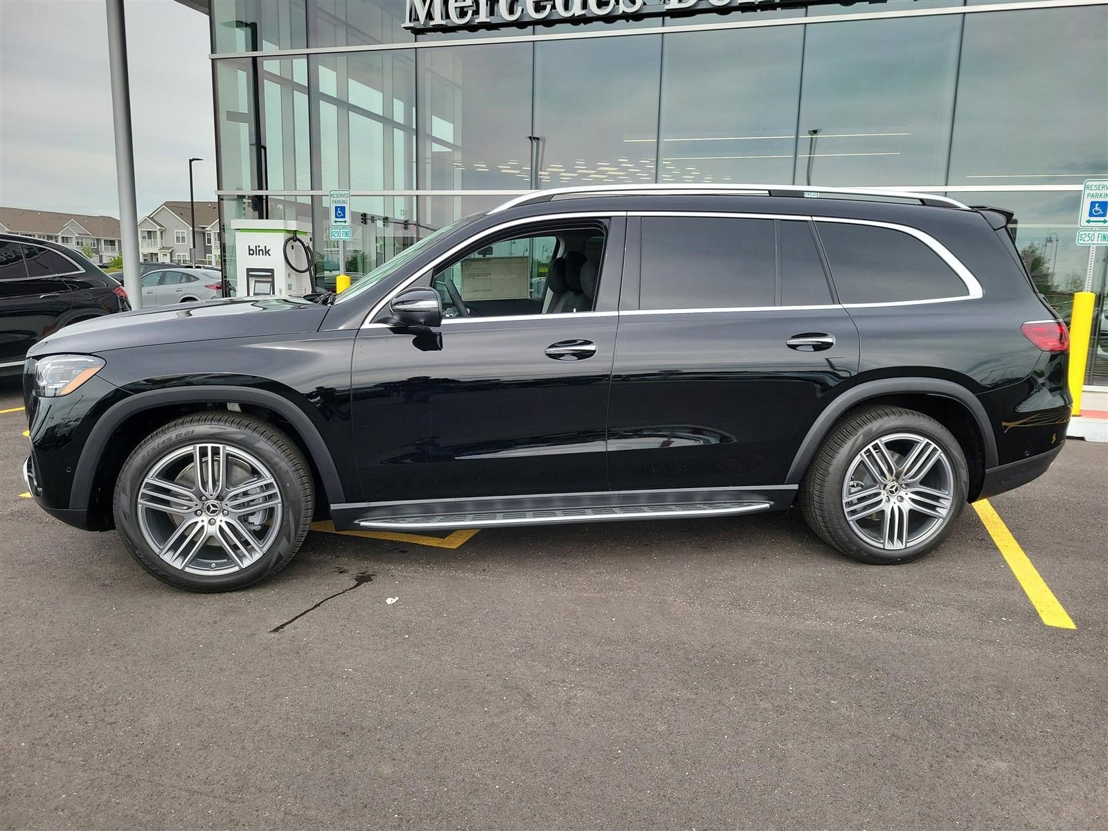 2025 Mercedes Benz GLS 450 4MATIC photo 2