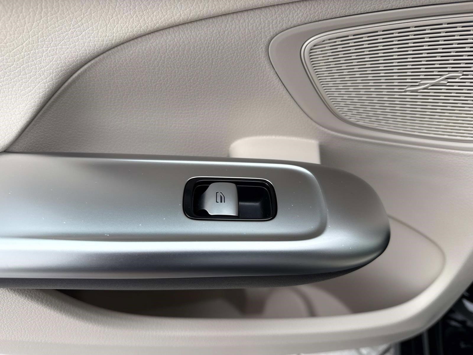 2025 MERCEDES-BENZ C-CLASS - Image 17