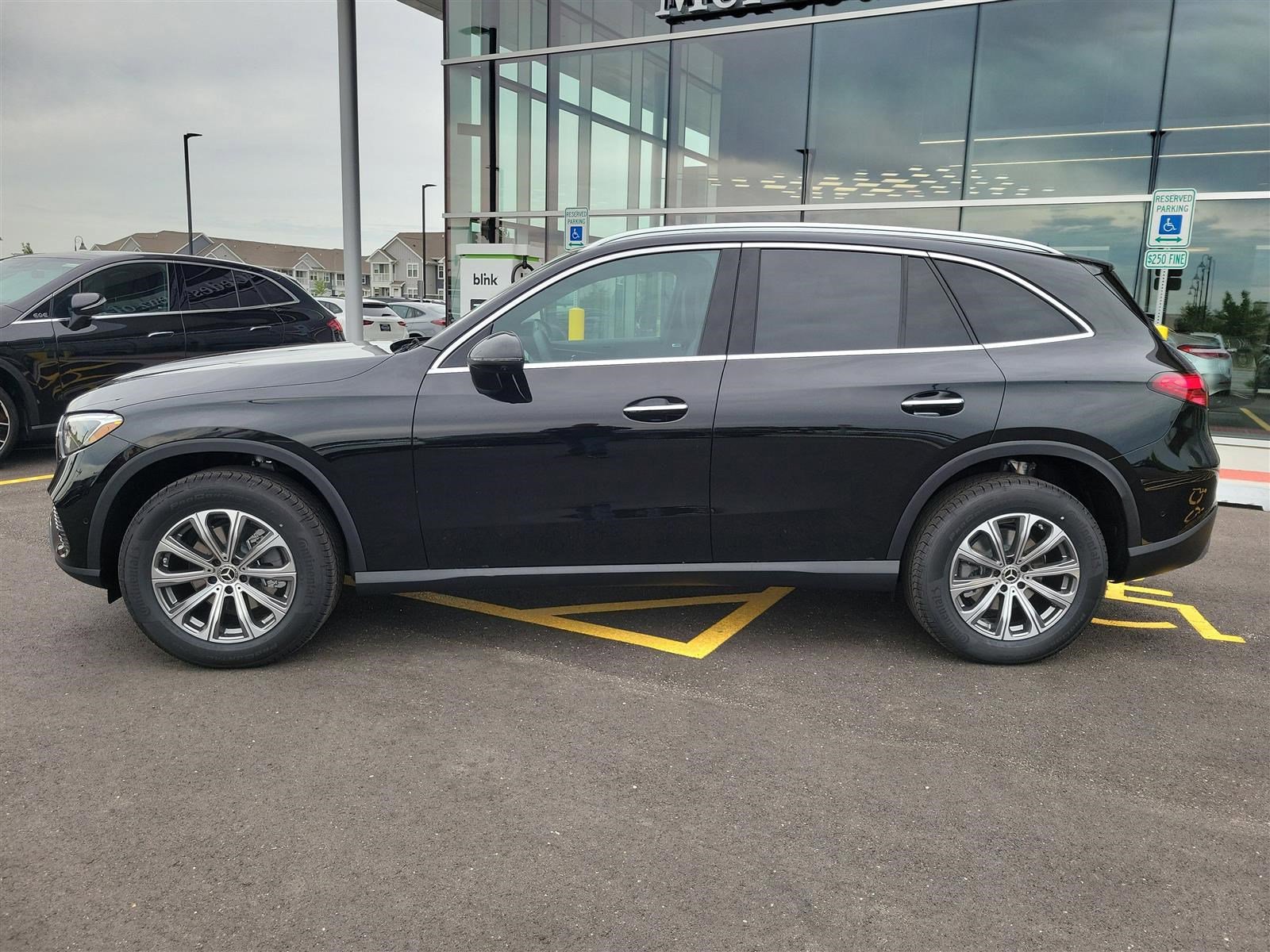 2025 Mercedes Benz GLC 300 4MATIC photo 2