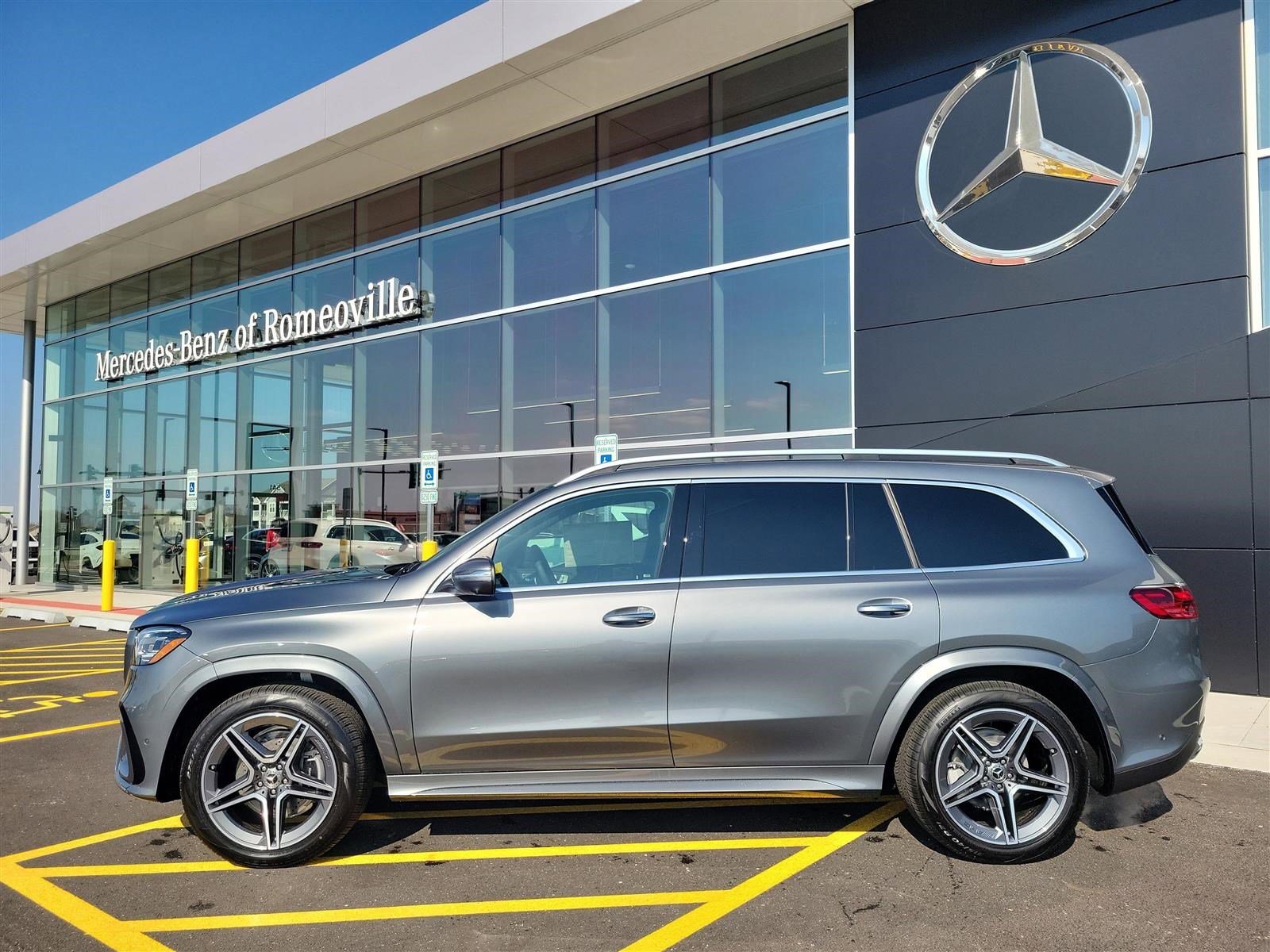 2025 Mercedes Benz GLS 450 4MATIC photo 2