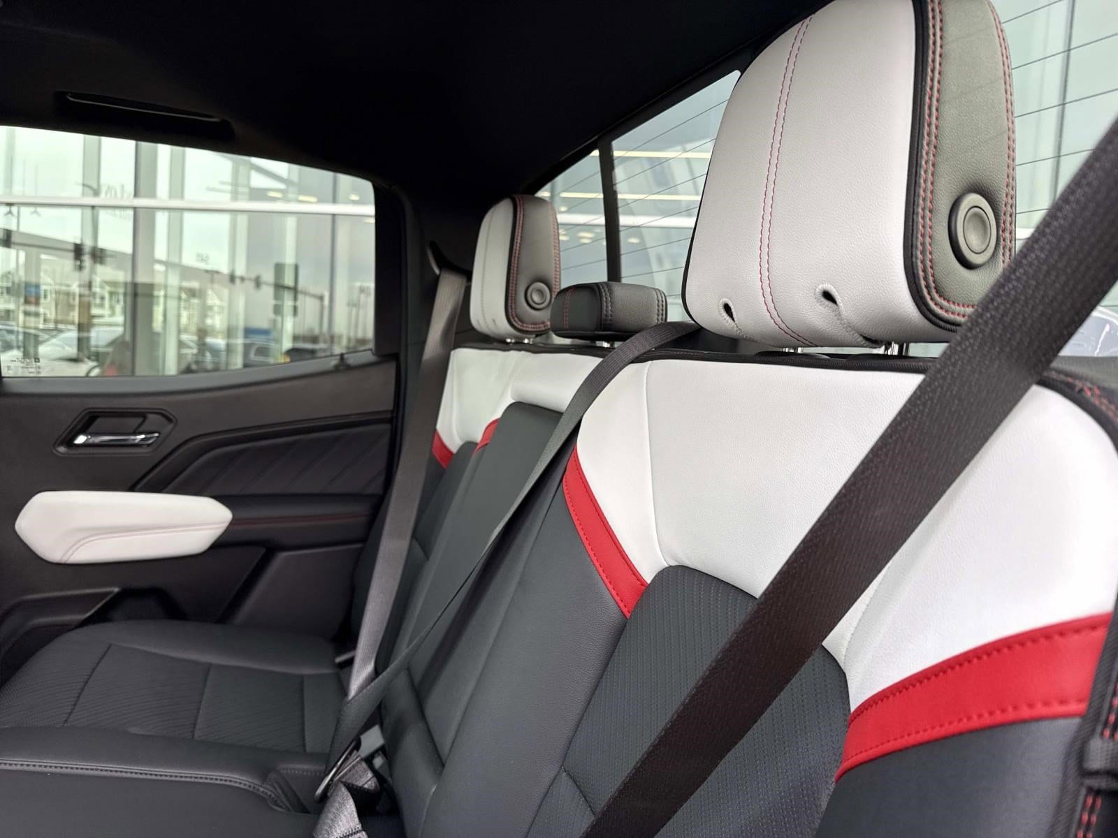 2024 GMC CANYON - Image 18